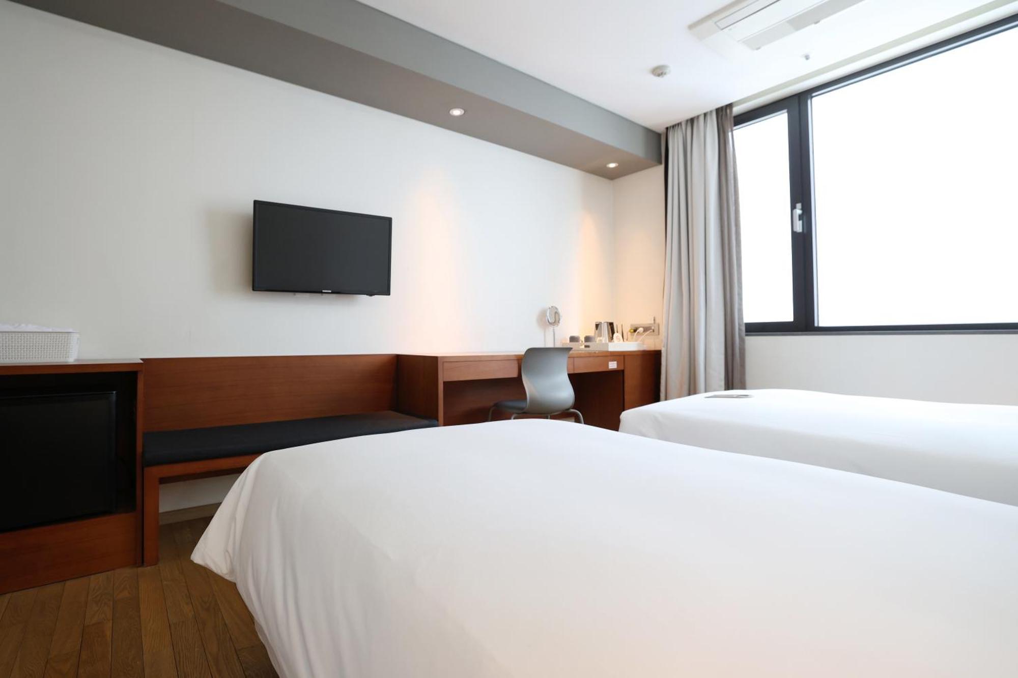 HOTEL SHINSHIN | ⋆⋆⋆ | SEOUL, SOUTH KOREA | SEASON DEALS FROM $89