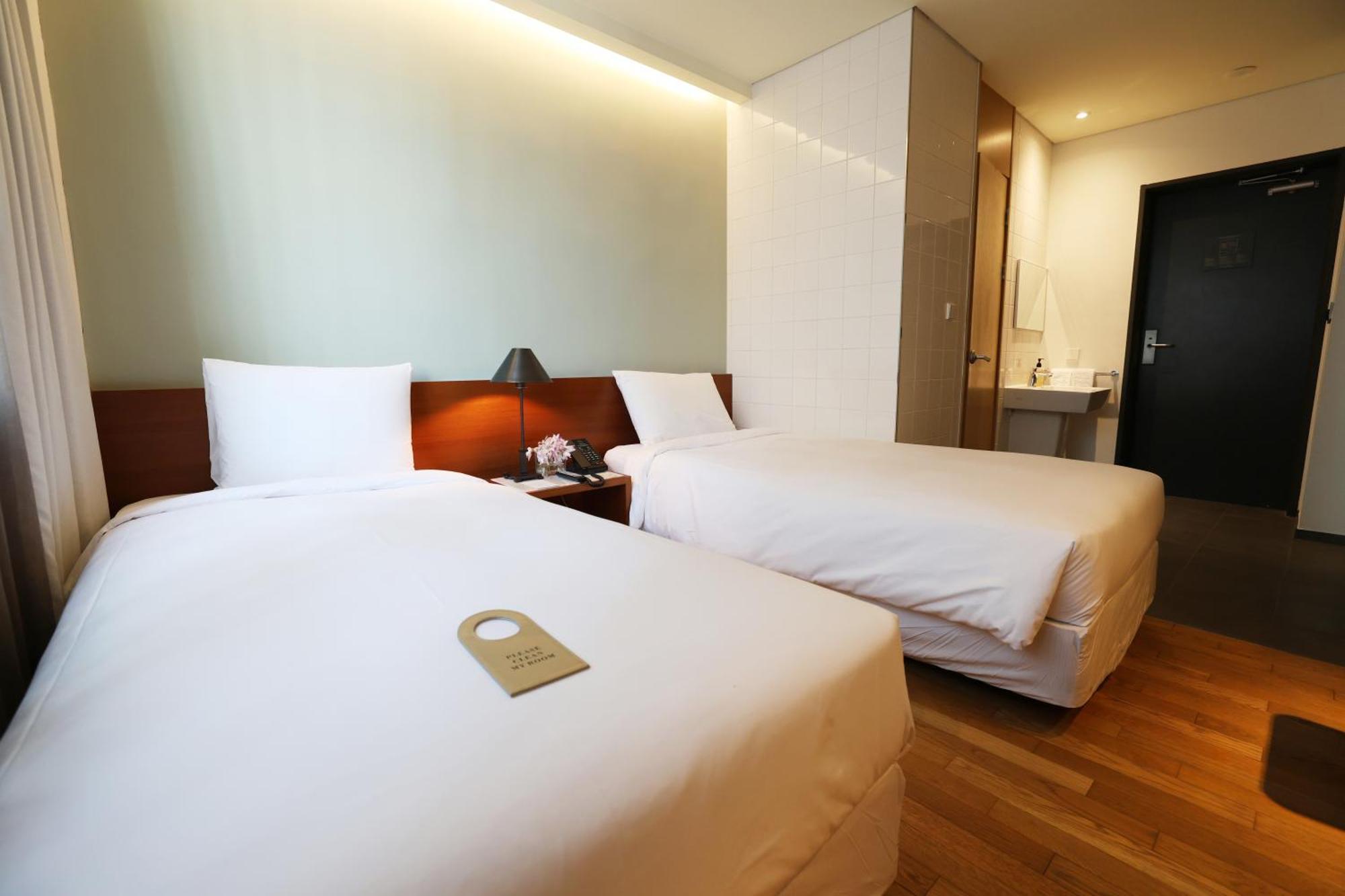HOTEL SHINSHIN | ⋆⋆⋆ | SEOUL, SOUTH KOREA | SEASON DEALS FROM $89